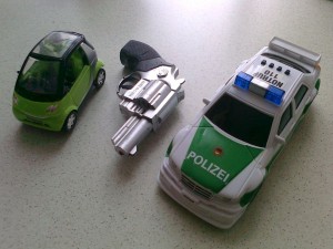 Miniautó, pisztoly, és rendőrautó